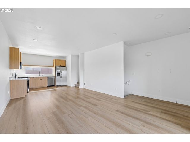 9027 Ne HOYT St, Portland, OR 97220