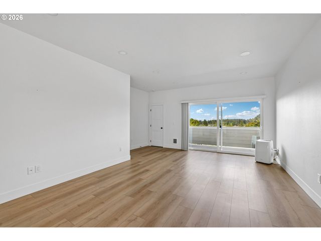 9027 Ne HOYT St, Portland, OR 97220