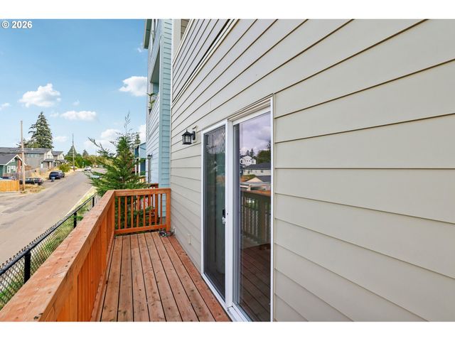 9027 Ne HOYT St, Portland, OR 97220