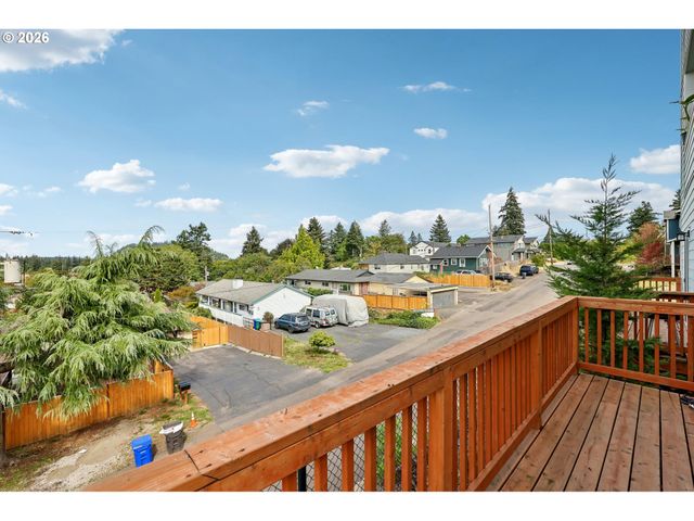 9027 Ne HOYT St, Portland, OR 97220