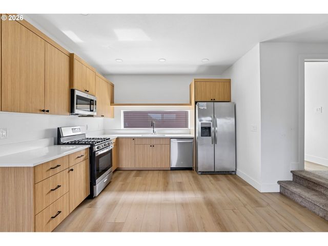 9027 Ne HOYT St, Portland, OR 97220