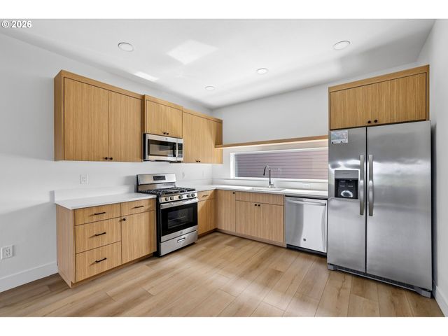 9027 Ne HOYT St, Portland, OR 97220