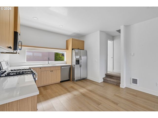 9027 Ne HOYT St, Portland, OR 97220