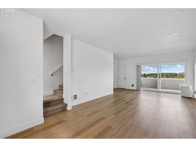9027 Ne HOYT St, Portland, OR 97220
