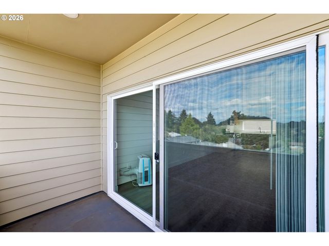 9027 Ne HOYT St, Portland, OR 97220