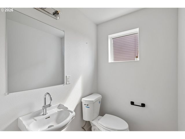9027 Ne HOYT St, Portland, OR 97220