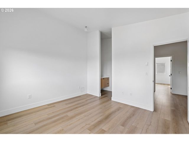 9027 Ne HOYT St, Portland, OR 97220