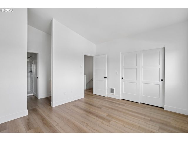 9027 Ne HOYT St, Portland, OR 97220