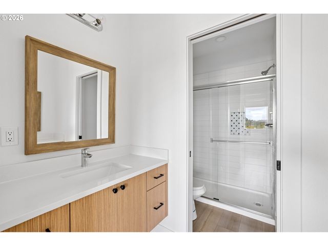 9027 Ne HOYT St, Portland, OR 97220
