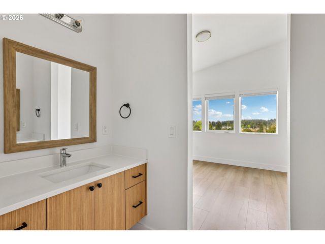 9027 Ne HOYT St, Portland, OR 97220