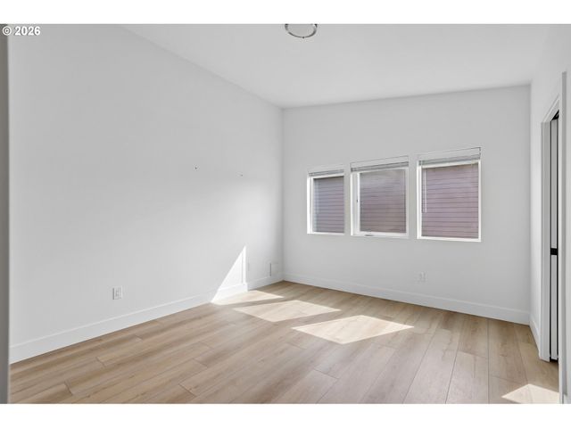 9027 Ne HOYT St, Portland, OR 97220