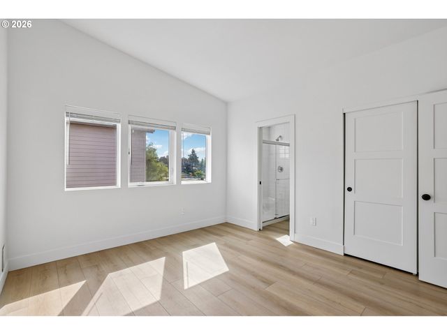 9027 Ne HOYT St, Portland, OR 97220