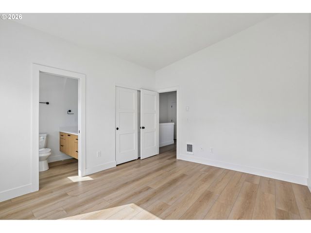 9027 Ne HOYT St, Portland, OR 97220