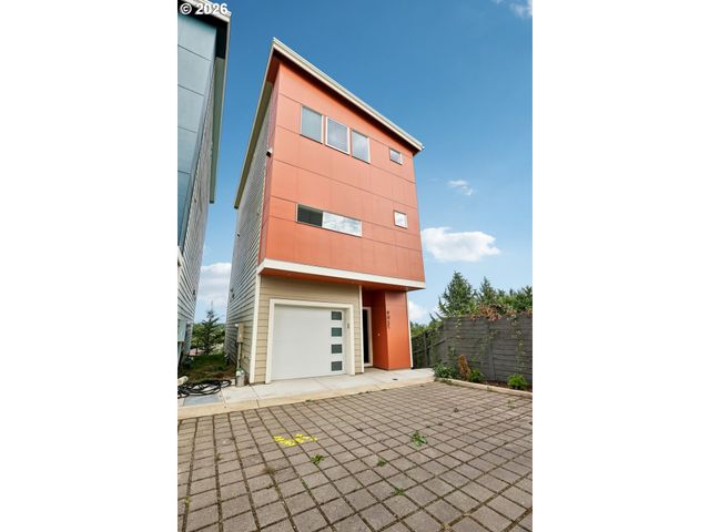 9027 Ne HOYT St, Portland, OR 97220