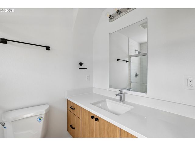 9027 Ne HOYT St, Portland, OR 97220