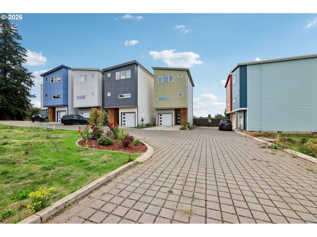 9027 Ne HOYT St, Portland, OR 97220