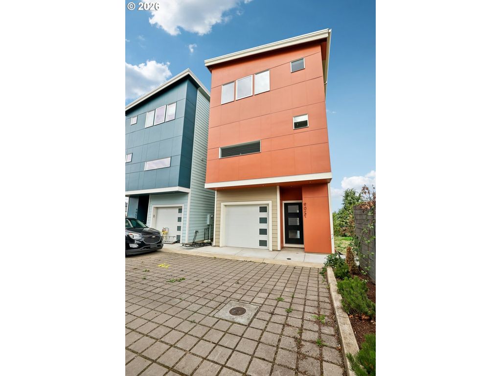 9027 Ne HOYT St, Portland, OR 97220