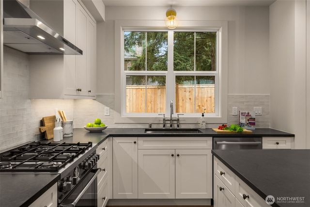 10618 NE 54th Lane, Kirkland, WA 98033