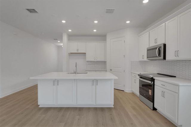 1010 FIESTA KEY CIRCLE, Lady Lake, FL 32159