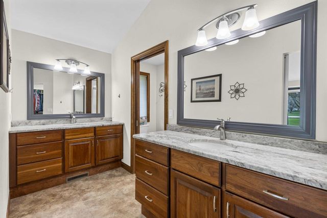 3022 FAIRWINDS DRIVE, Neenah, WI 54956