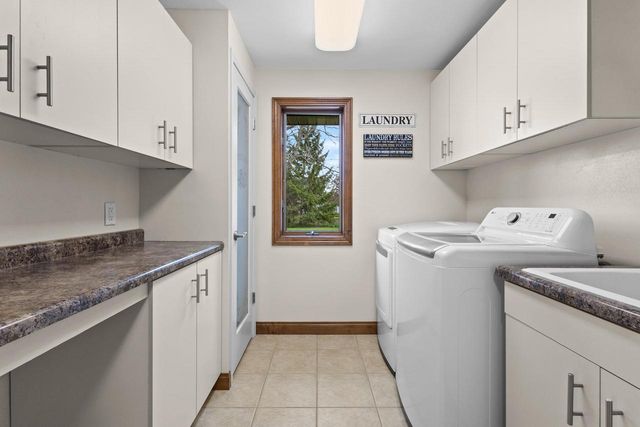 3022 FAIRWINDS DRIVE, Neenah, WI 54956