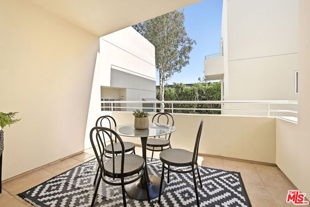 1020 Hilldale Avenue, West Hollywood, CA 90069