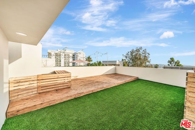1020 Hilldale Avenue, West Hollywood, CA 90069