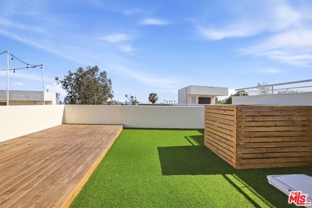 1020 Hilldale Avenue, West Hollywood, CA 90069