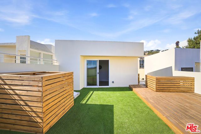 1020 Hilldale Avenue, West Hollywood, CA 90069