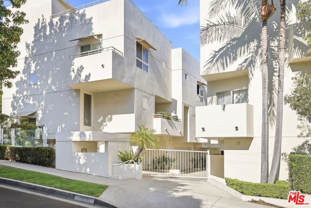 1020 Hilldale Avenue, West Hollywood, CA 90069