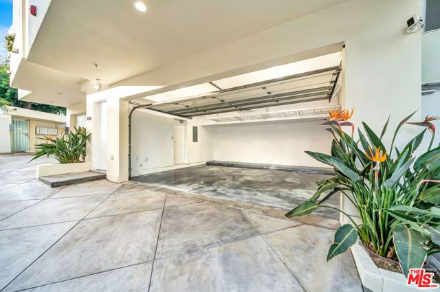 1020 Hilldale Avenue, West Hollywood, CA 90069