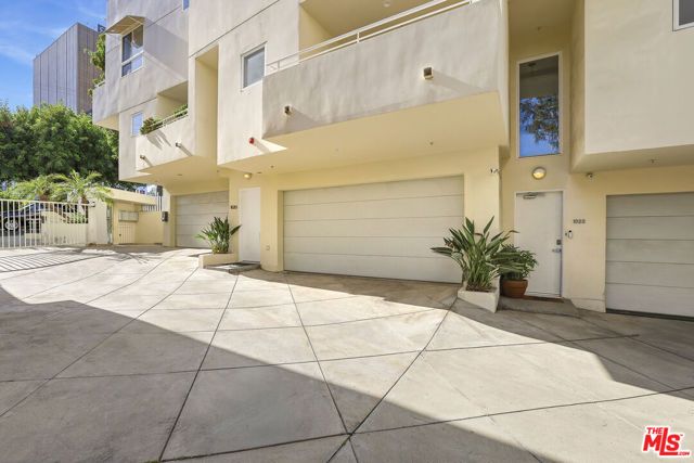 1020 Hilldale Avenue, West Hollywood, CA 90069