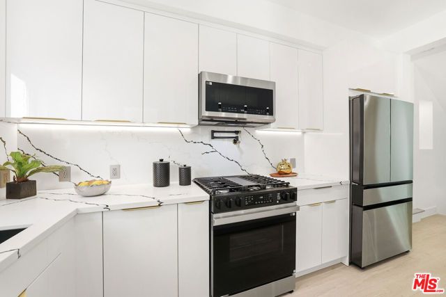 1020 Hilldale Avenue, West Hollywood, CA 90069