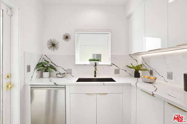 1020 Hilldale Avenue, West Hollywood, CA 90069