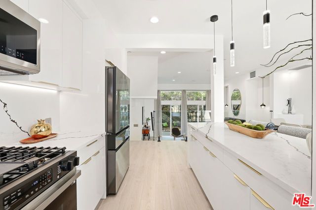1020 Hilldale Avenue, West Hollywood, CA 90069