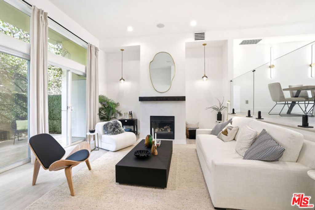 1020 Hilldale Avenue, West Hollywood, CA 90069