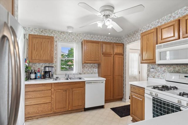 427 S Elmwood Avenue, Waukegan, IL 60085