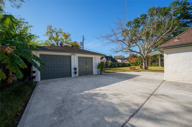 1107 Shorewood Drive, Taylor Lake Village, TX 77586