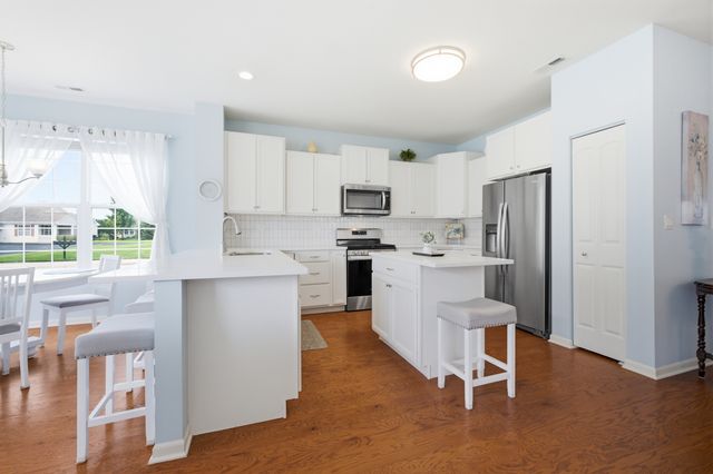 635 N Falls Circle, Pingree Grove, IL 60140