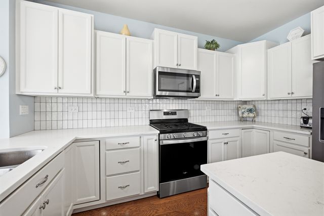 635 N Falls Circle, Pingree Grove, IL 60140