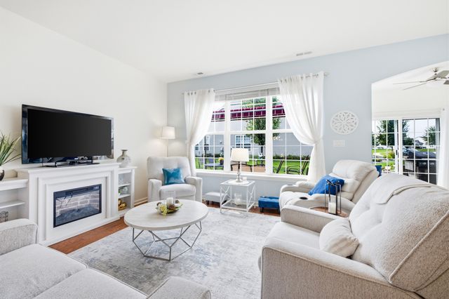 635 N Falls Circle, Pingree Grove, IL 60140