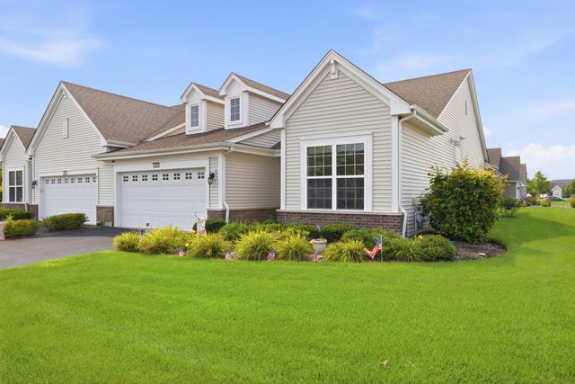 635 N Falls Circle, Pingree Grove, IL 60140