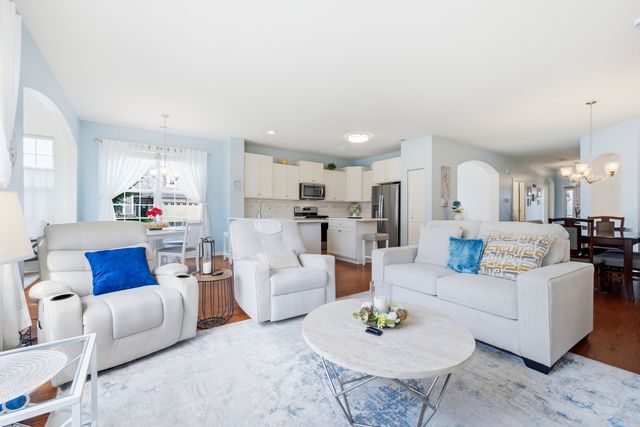 635 N Falls Circle, Pingree Grove, IL 60140