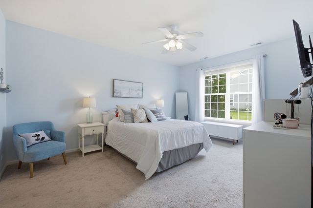 635 N Falls Circle, Pingree Grove, IL 60140