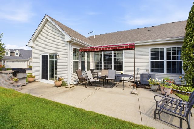 635 N Falls Circle, Pingree Grove, IL 60140