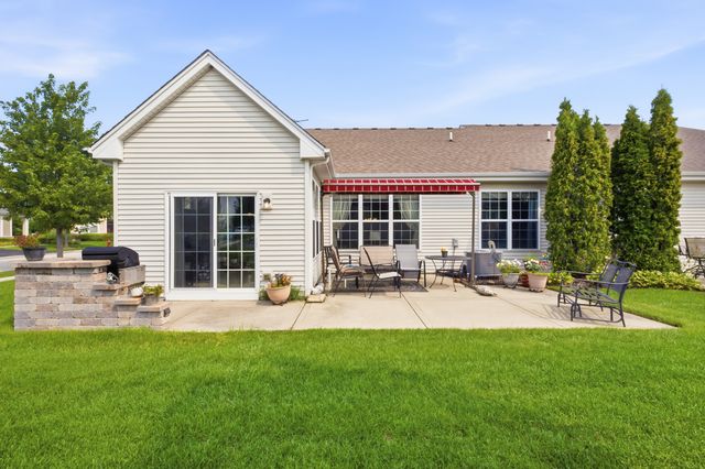 635 N Falls Circle, Pingree Grove, IL 60140
