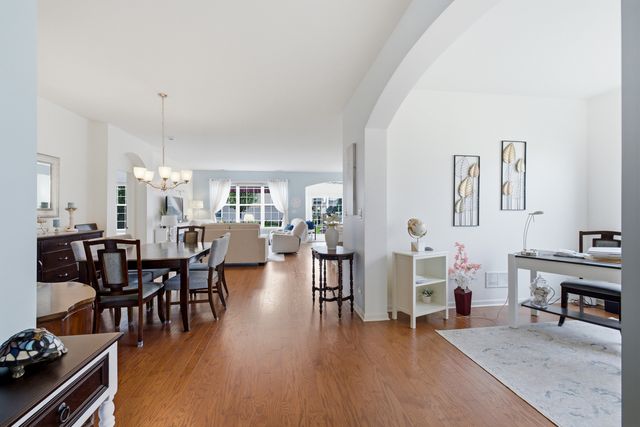 635 N Falls Circle, Pingree Grove, IL 60140