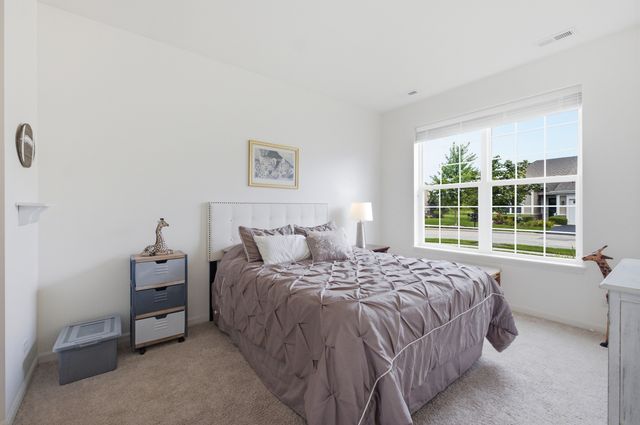 635 N Falls Circle, Pingree Grove, IL 60140