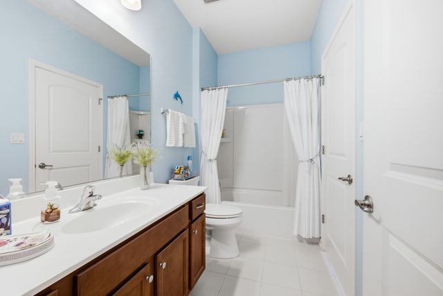 635 N Falls Circle, Pingree Grove, IL 60140