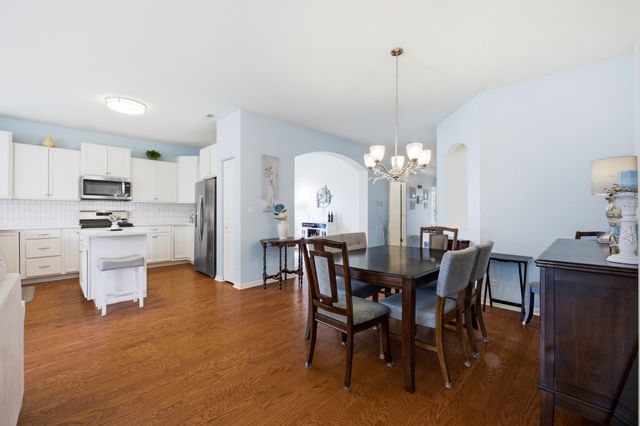 635 N Falls Circle, Pingree Grove, IL 60140